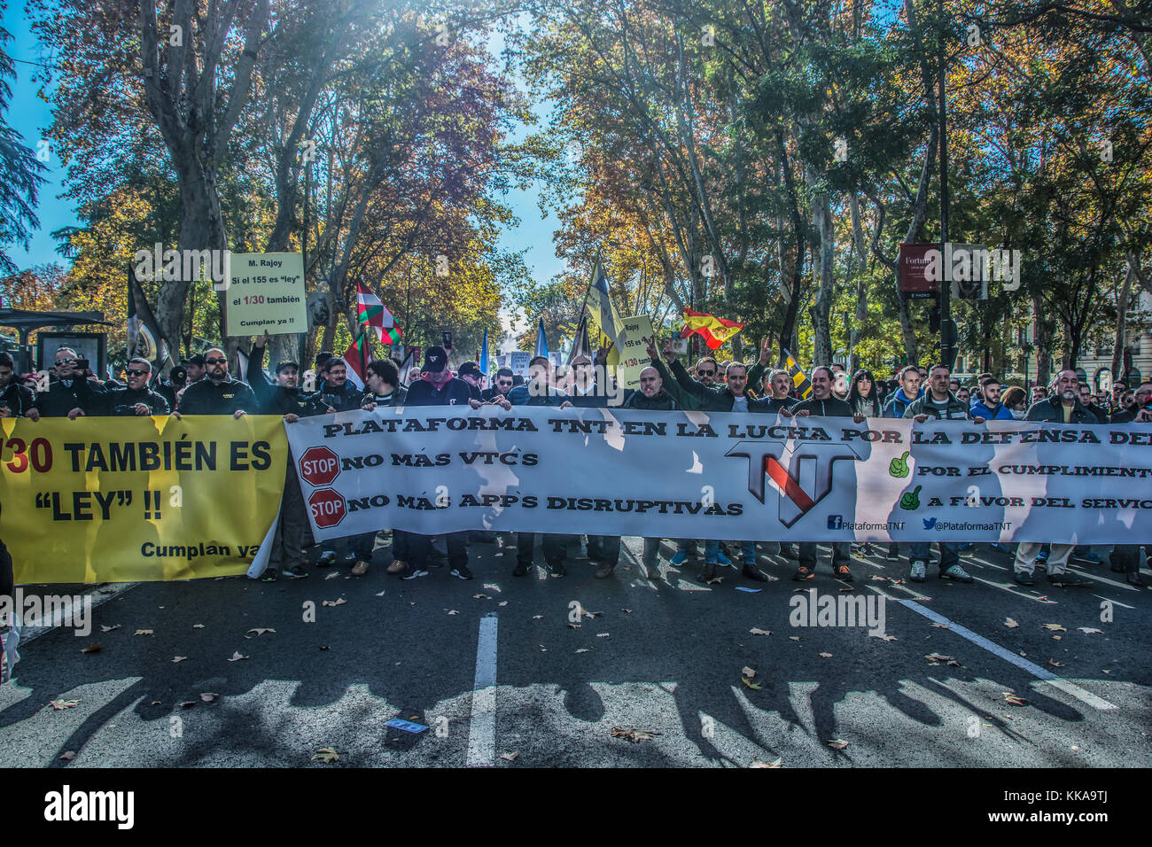 Madrid, Espagne. 29 novembre, 2017. Des milliers de chauffeurs de taxi montre contre l'cabify uber et concurrents sur les rues de Madrid à partir de la gare d'Atocha à place Neptuno, cette démonstration comprend la grève de 24 heures sans service de taxi dans les rues de Madrid Crédit : Alberto Ramírez Sibaja/Alamy Live News Banque D'Images