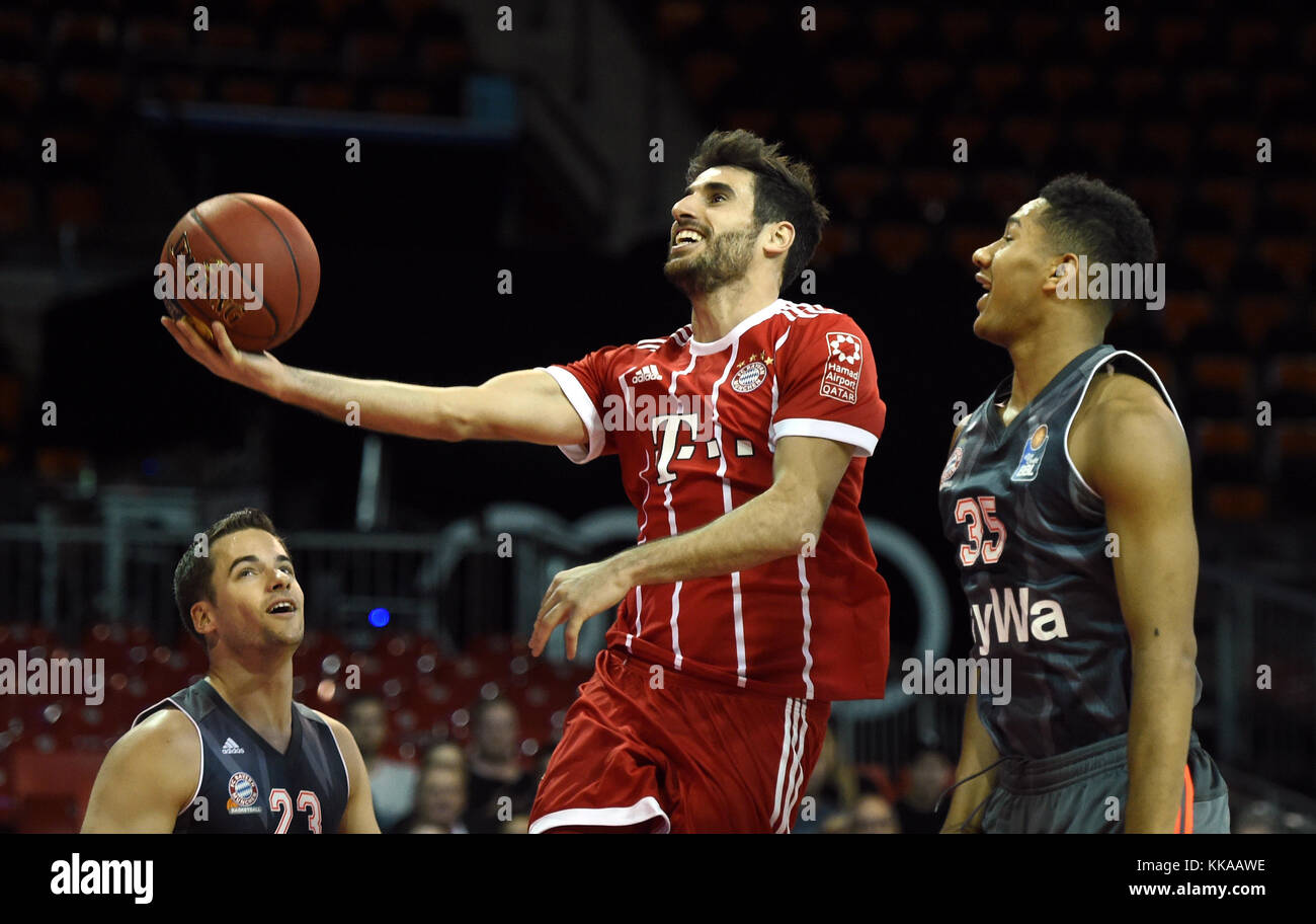 Munich, Allemagne. 29 novembre 2017. Le joueur de football Javier Martinez (c) et le joueur de basket-ball Karim Jallow (R) en action lors d'un match de basket-ball à l'occasion d'un événement marketing d'un sponsor à l'Audi Dome de Munich, Allemagne, 29 novembre 2017. Les joueurs de soccer et de basket-ball ainsi que les fans ont concouru dans trois disciplines : le soccer, le basket-ball et le levage de mug à bière. Crédit : Andreas Gebert/dpa/Alamy Live News Banque D'Images