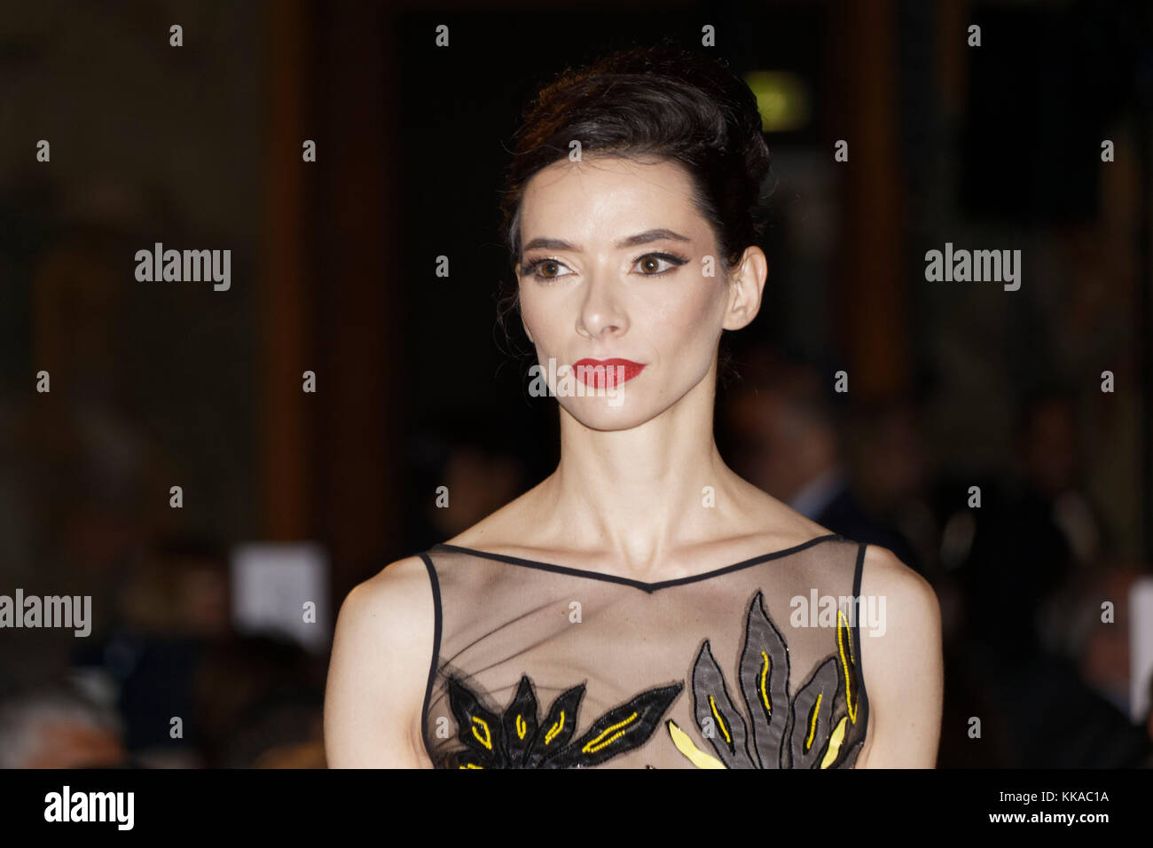 Paris, France. 28 novembre 2017. Un mannequin marche sur la piste pendant le défilé de mode Jamal Taslaq de la soirée de gala des amis de Palestine, Palais de la porte dorée, Paris, France. Crédit : Bernard Menigault/Alamy Live News Banque D'Images