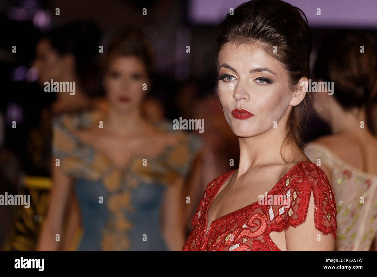 Paris, France. 28 novembre 2017. Un mannequin marche sur la piste pendant le défilé de mode Jamal Taslaq de la soirée de gala des amis de Palestine, Palais de la porte dorée, Paris, France. Crédit : Bernard Menigault/Alamy Live News Banque D'Images