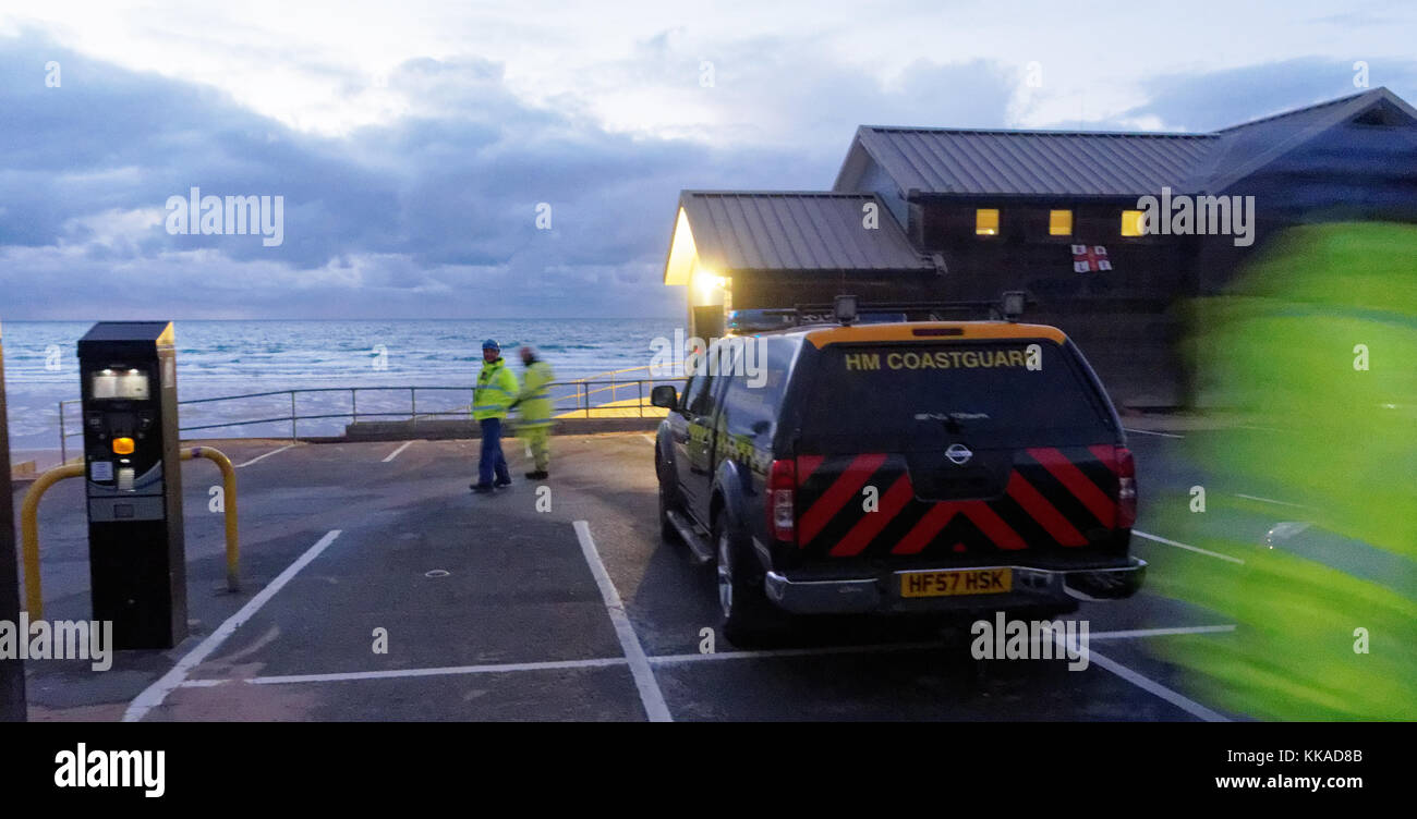 Newquay, Cornwall, UK. 29 novembre, 2017. La Marine royale de neutralisation de bombes en action. La plage de Fistral à Cornwall est fermé pendant 4 heures. Un failli non libéré missile Naval cartouche propulsive échoués sur la plage 29, Novembre, 2017 Robert Taylor/Alamy live news Newquay, Cornwall, UK. Crédit : Robert Taylor/Alamy Live News Banque D'Images