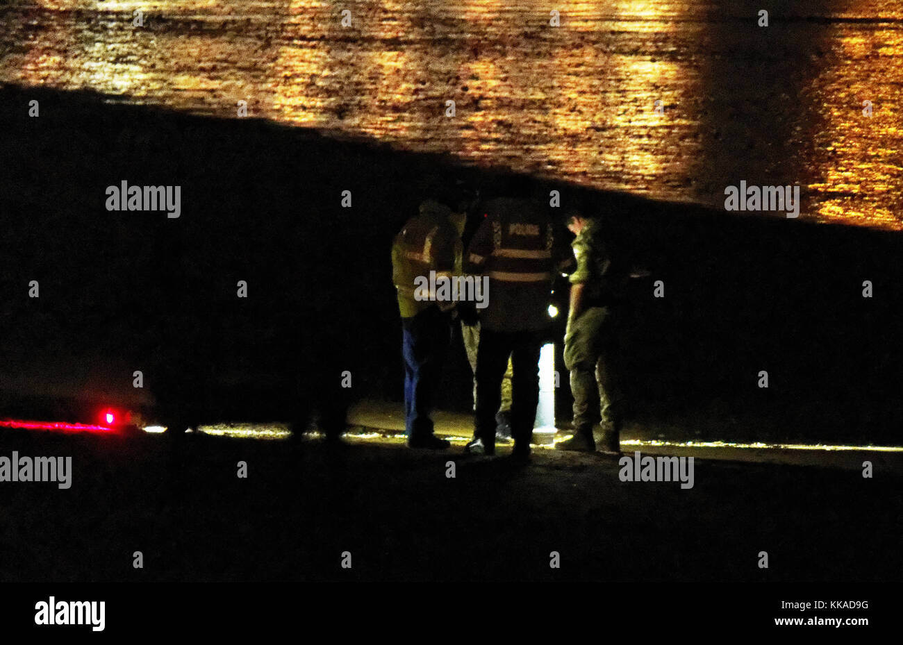 Newquay, Cornwall, UK. 29 novembre, 2017. La Marine royale de neutralisation de bombes en action. La plage de Fistral à Cornwall est fermé pendant 4 heures. Un failli non libéré missile Naval cartouche propulsive échoués sur la plage 29, Novembre, 2017 Robert Taylor/Alamy live news Newquay, Cornwall, UK. Crédit : Robert Taylor/Alamy Live News Banque D'Images