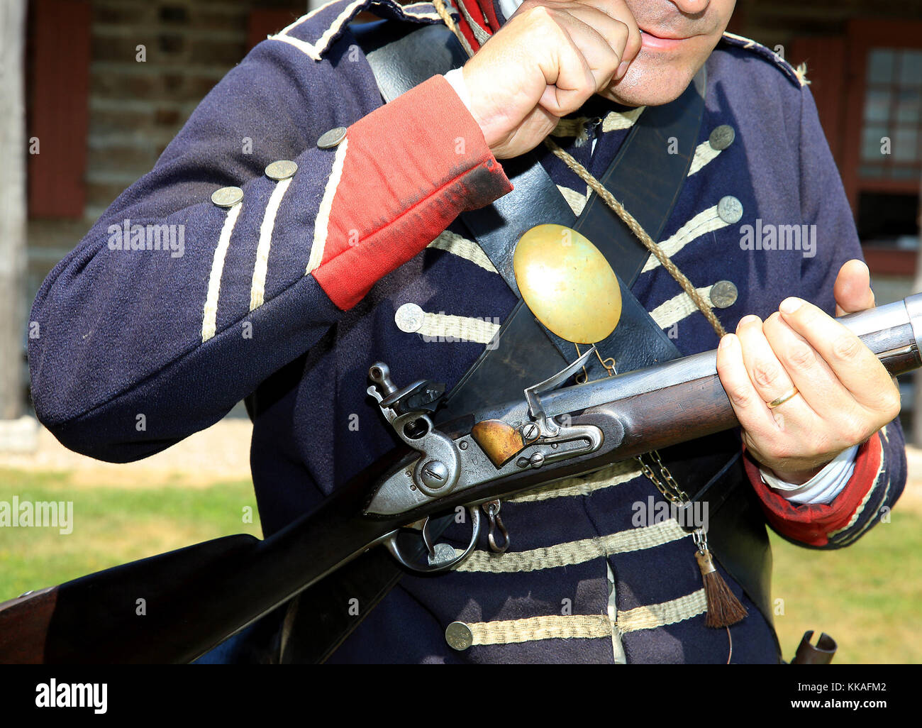 Fort Madison, Iowa, États-Unis. 10 août 2017. Le Dr Eugene Watkins, directeur du site de Old fort Madison, démontre comment charger et tirer un fusil de 1795 mm de diamètre de la bure 69 lisse de Springfield. Crédit : Kevin E. Schmidt/Quad-City Times/ZUMA Wire/Alay Live News Banque D'Images