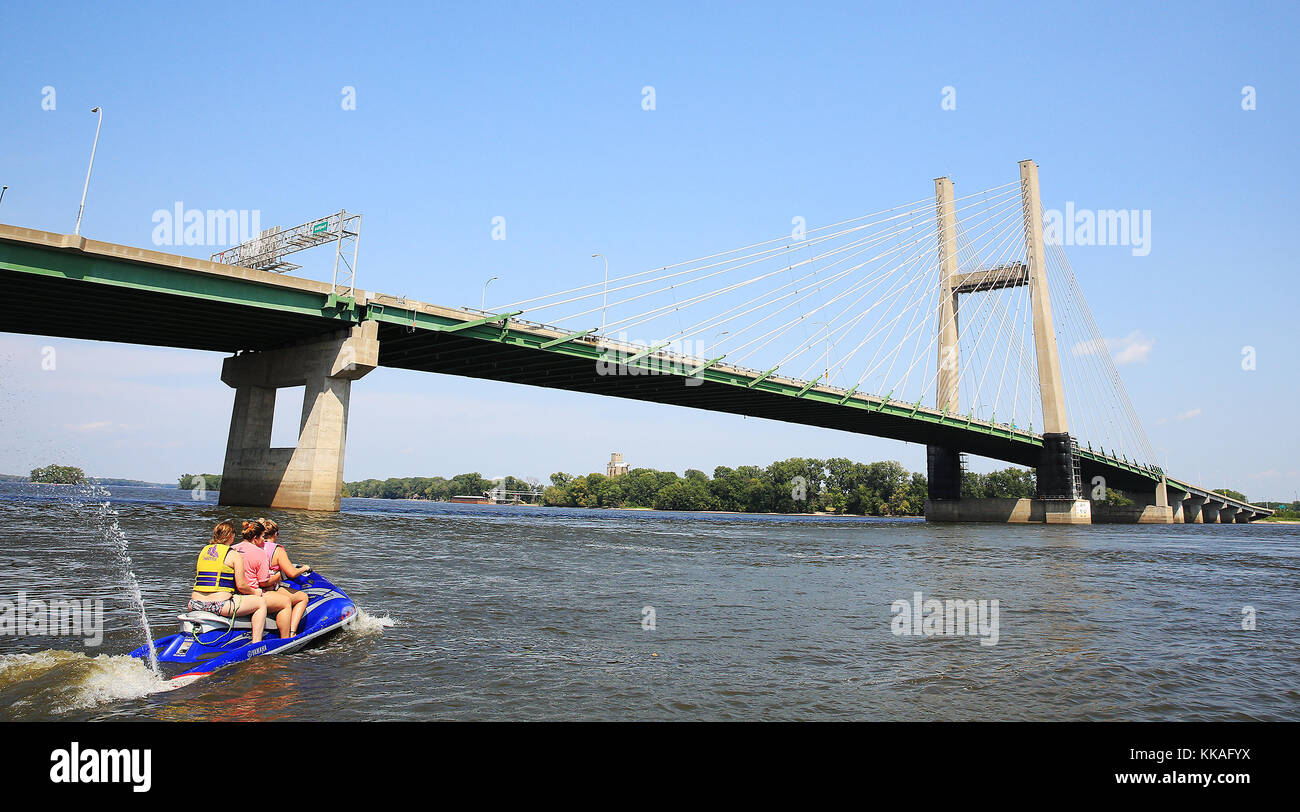 Iowa, États-Unis. 10 août 2017. Les résidents locaux utilisent un bateau personnel pour atteindre les maisons le long du fleuve Mississippi, côté Illinois, depuis le bord de la rivière Burlington, près du centre d'accueil du port de Bulington. Crédit : Quad-City Times/ZUMA Wire/Alay Live News Banque D'Images