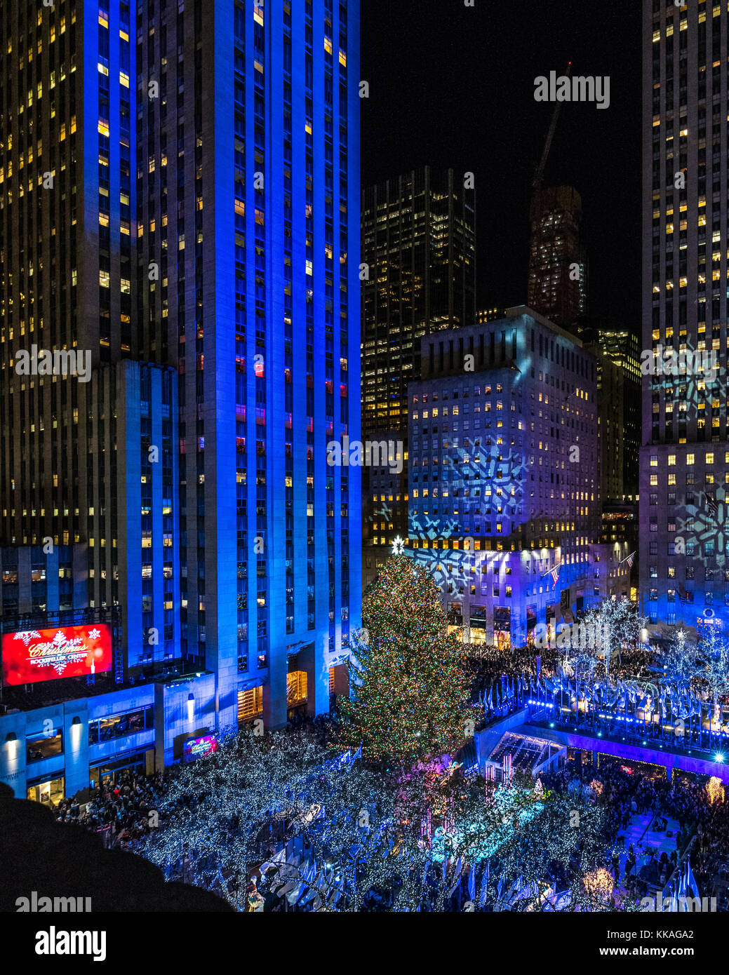 New York, USA. 29 Nov, 2017. Un 75-pieds de haut l'épinette de Norvège est éclairé par plus de 50 000 lumières LED multi-couleur lors de la traditionnelle cérémonie d'allumage de l'arbre de Noël au Rockefeller Center de New York, a officiellement lancé la saison de vacances. Credit : Enrique Shore/Alamy Live News Banque D'Images