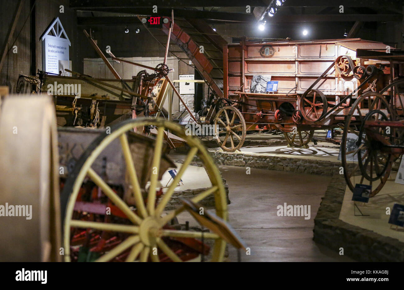 Cassville, Iowa, États-Unis. 15 juin 2017. Les premiers tracteurs sont d'autres équipements agricoles exposés à l'intérieur du site historique de Stonefield à Cassville, Wisconsin, le jeudi 15 juin 2017. Stonefield Village accueille une exposition de machines agricoles du XIXe siècle ainsi qu'une réplique de la communauté agricole du milieu du XIXe siècle, située sur la propriété du premier gouverneur du Wisconsin, Nelson Dewey. Credit: Andy Abeyta, Quad-City Times/Quad-City Times/ZUMA Wire/Alay Live News Banque D'Images