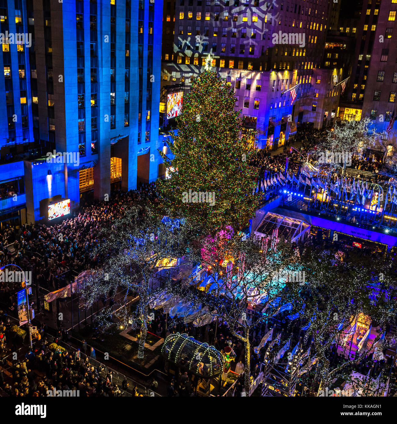 New York, USA. 29 Nov, 2017. Un 75-pieds de haut l'épinette de Norvège est éclairé par plus de 50 000 lumières LED multi-couleur lors de la traditionnelle cérémonie d'allumage de l'arbre de Noël au Rockefeller Center de New York, a officiellement lancé la saison de vacances. Credit : Enrique Shore/Alamy Live News Banque D'Images