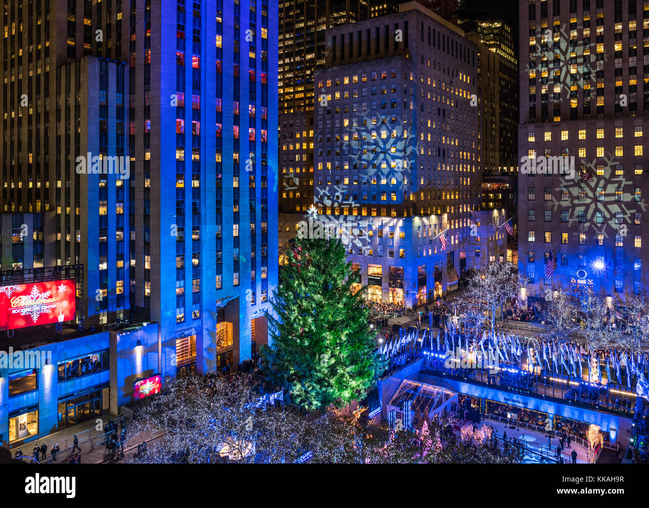 New York, USA. 29 Nov, 2017. Un 75-pieds de hauteur des peuplements d'épinette de Norvège au New York's Rockefeller Center, quelques instants avant d'être illuminé par plus de 50 000 lumières LED multi-couleur lors de la traditionnelle cérémonie d'allumage de l'arbre de Noël que le coup d'envoi de la saison de vacances. Credit : Enrique Shore/Alamy Live News Banque D'Images