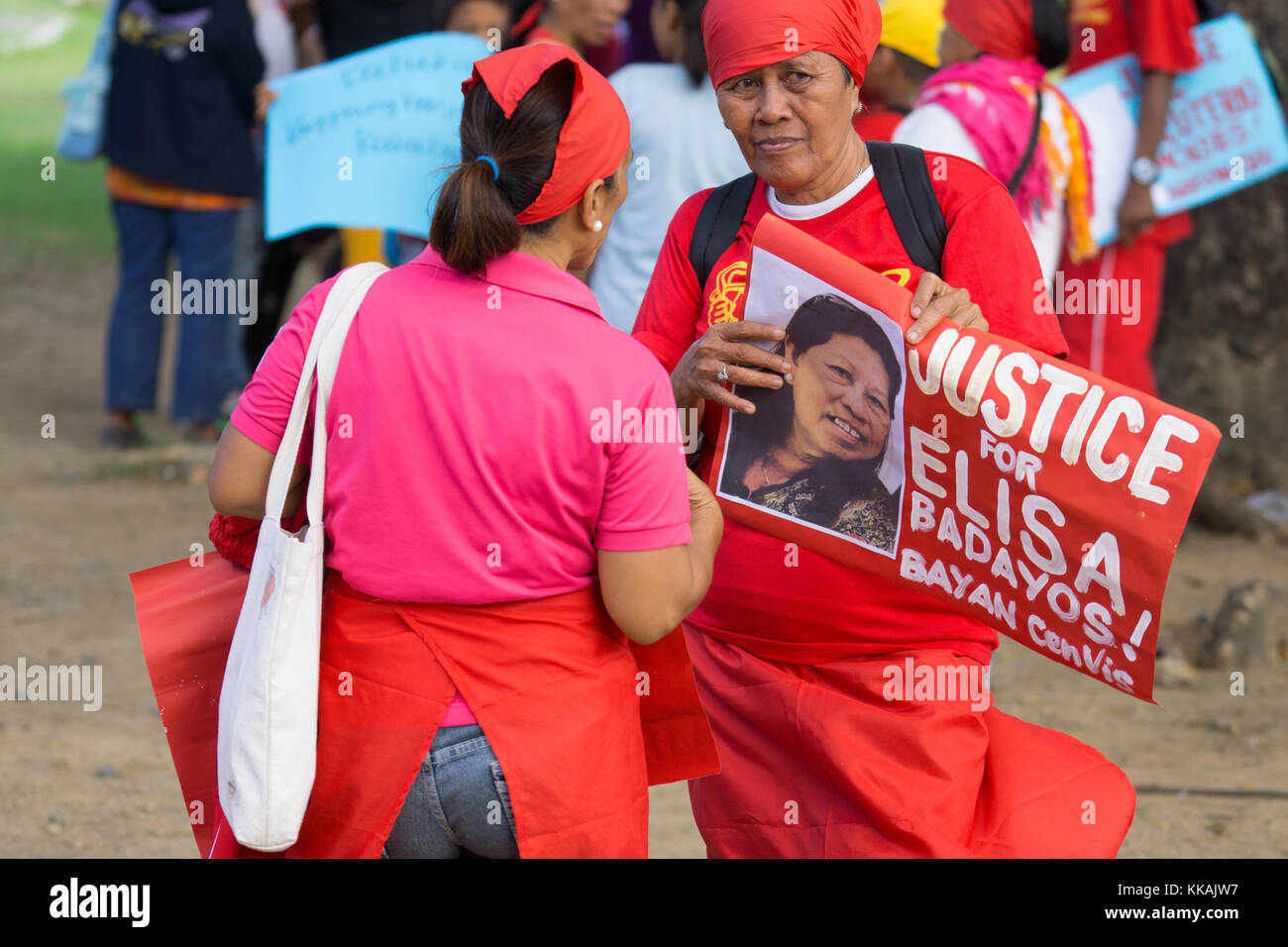 Cebu City, Philippines. Le 30 novembre est une fête annuelle dans les Philippines célébrant la vie de héros national Andres Bonifacio, une figure clé de la révolution contre la domination espagnole en 1896.En ce jour traditionnellement rallyes et manifestations sont organisées par activisits sur diverses questions.Dans la ville de Cebu par un rassemblement militant socialiste group Bayan Muna contre le Président Rodrigo Duterte, vu quelques 200 manifestants Mars dans la ville. Credit : gallerie2/Alamy Live News Banque D'Images