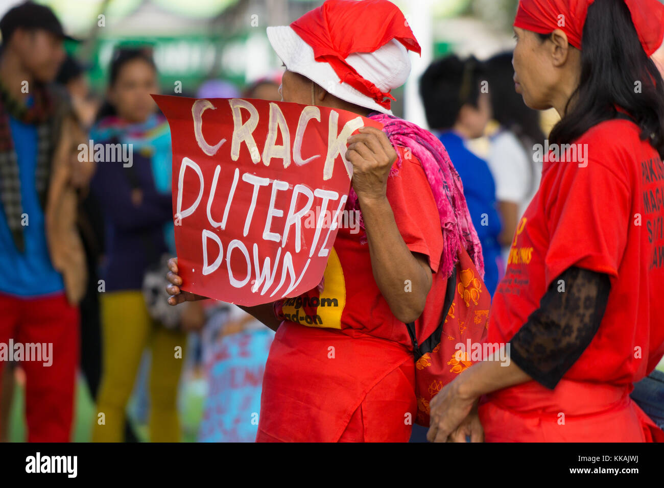 Cebu City, Philippines. Le 30 novembre est une fête annuelle dans les Philippines célébrant la vie de héros national Andres Bonifacio, une figure clé de la révolution contre la domination espagnole en 1896.En ce jour traditionnellement rallyes et manifestations sont organisées par activisits sur diverses questions.Dans la ville de Cebu par un rassemblement militant socialiste group Bayan Muna contre le Président Rodrigo Duterte, vu quelques 200 manifestants Mars dans la ville. Credit : gallerie2/Alamy Live News Banque D'Images