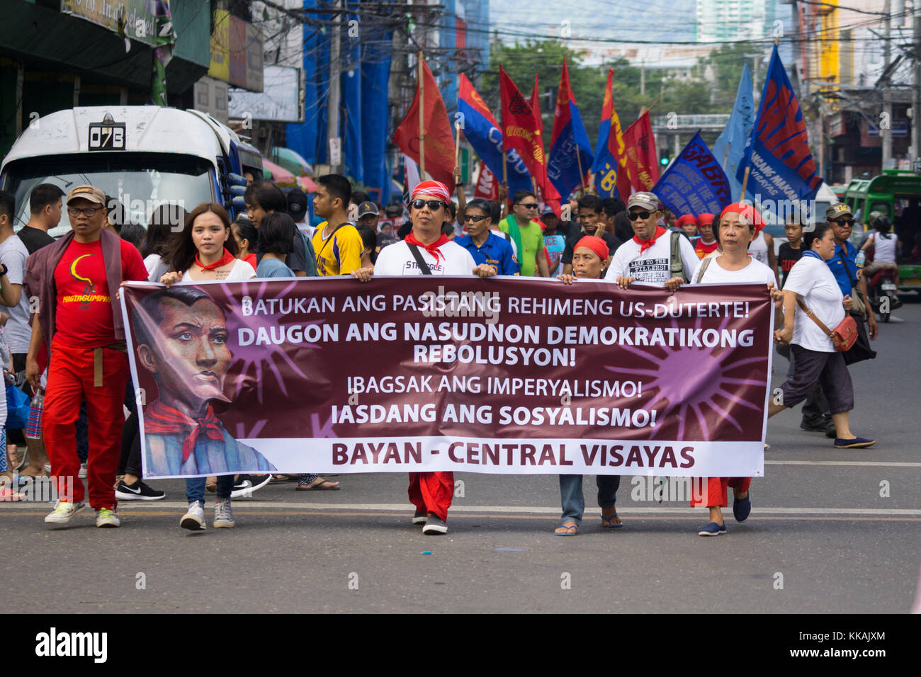 Cebu City, Philippines. Le 30 novembre est une fête annuelle dans les Philippines célébrant la vie de héros national Andres Bonifacio, une figure clé de la révolution contre la domination espagnole en 1896.En ce jour traditionnellement rallyes et manifestations sont organisées par activisits sur diverses questions.Dans la ville de Cebu par un rassemblement militant socialiste group Bayan Muna contre le Président Rodrigo Duterte, vu quelques 200 manifestants Mars dans la ville. Credit : gallerie2/Alamy Live News Banque D'Images