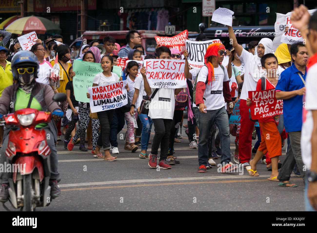Cebu City, Philippines. Le 30 novembre est une fête annuelle dans les Philippines célébrant la vie de héros national Andres Bonifacio, une figure clé de la révolution contre la domination espagnole en 1896.En ce jour traditionnellement rallyes et manifestations sont organisées par activisits sur diverses questions.Dans la ville de Cebu par un rassemblement militant socialiste group Bayan Muna contre le Président Rodrigo Duterte, vu quelques 200 manifestants Mars dans la ville. Credit : gallerie2/Alamy Live News Banque D'Images