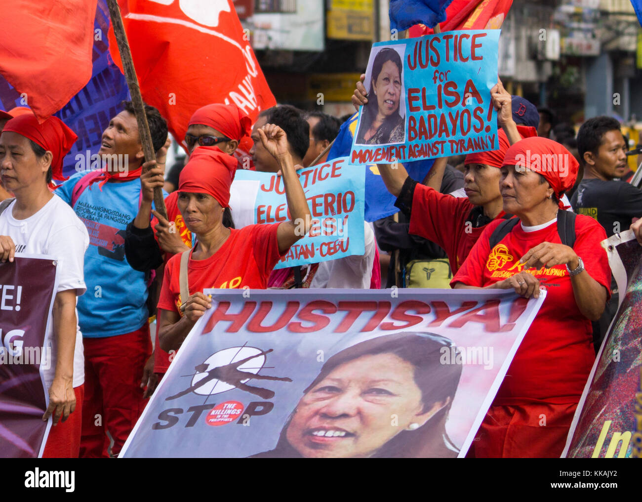 Cebu City, Philippines. Le 30 novembre est une fête annuelle dans les Philippines célébrant la vie de héros national Andres Bonifacio, une figure clé de la révolution contre la domination espagnole en 1896.En ce jour traditionnellement rallyes et manifestations sont organisées par activisits sur diverses questions.Dans la ville de Cebu par un rassemblement militant socialiste group Bayan Muna contre le Président Rodrigo Duterte, vu quelques 200 manifestants Mars dans la ville. Credit : gallerie2/Alamy Live News Banque D'Images