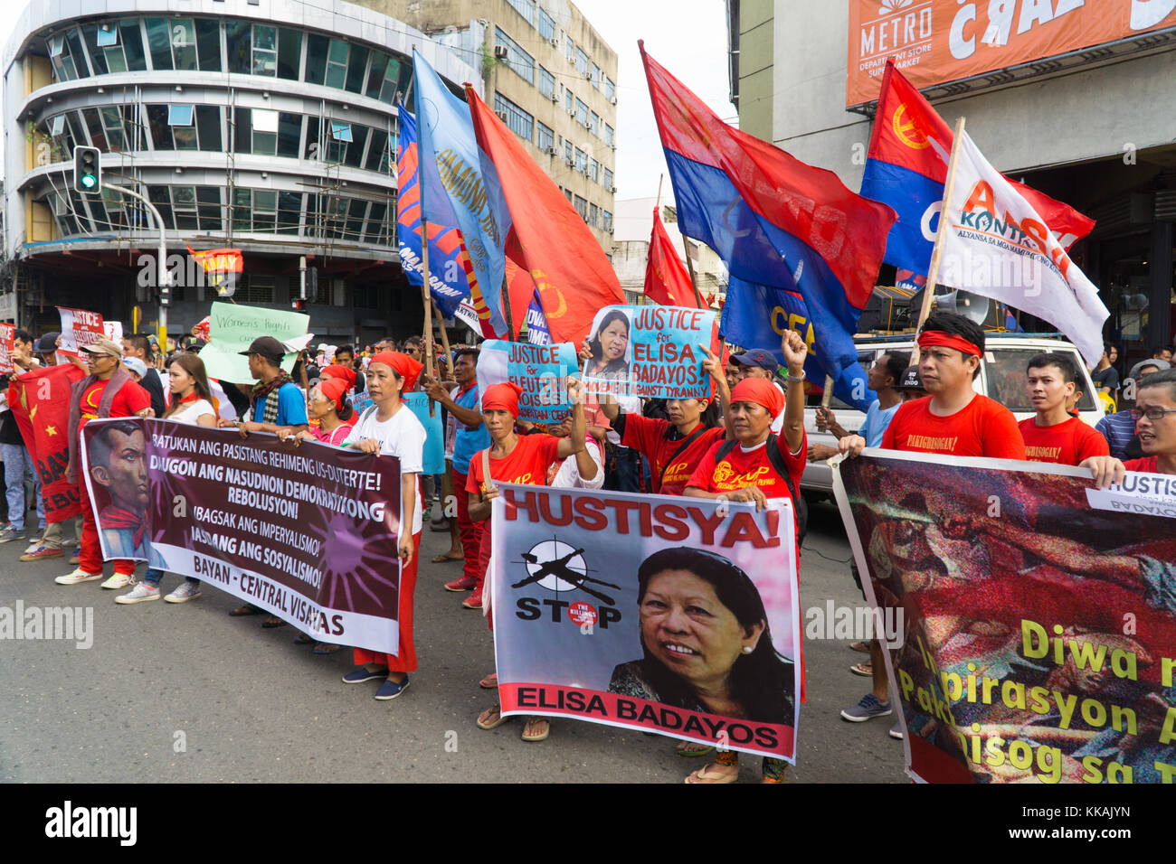 Cebu City, Philippines. Le 30 novembre est une fête annuelle dans les Philippines célébrant la vie de héros national Andres Bonifacio, une figure clé de la révolution contre la domination espagnole en 1896.En ce jour traditionnellement rallyes et manifestations sont organisées par activisits sur diverses questions.Dans la ville de Cebu par un rassemblement militant socialiste group Bayan Muna contre le Président Rodrigo Duterte, vu quelques 200 manifestants Mars dans la ville. Credit : gallerie2/Alamy Live News Banque D'Images