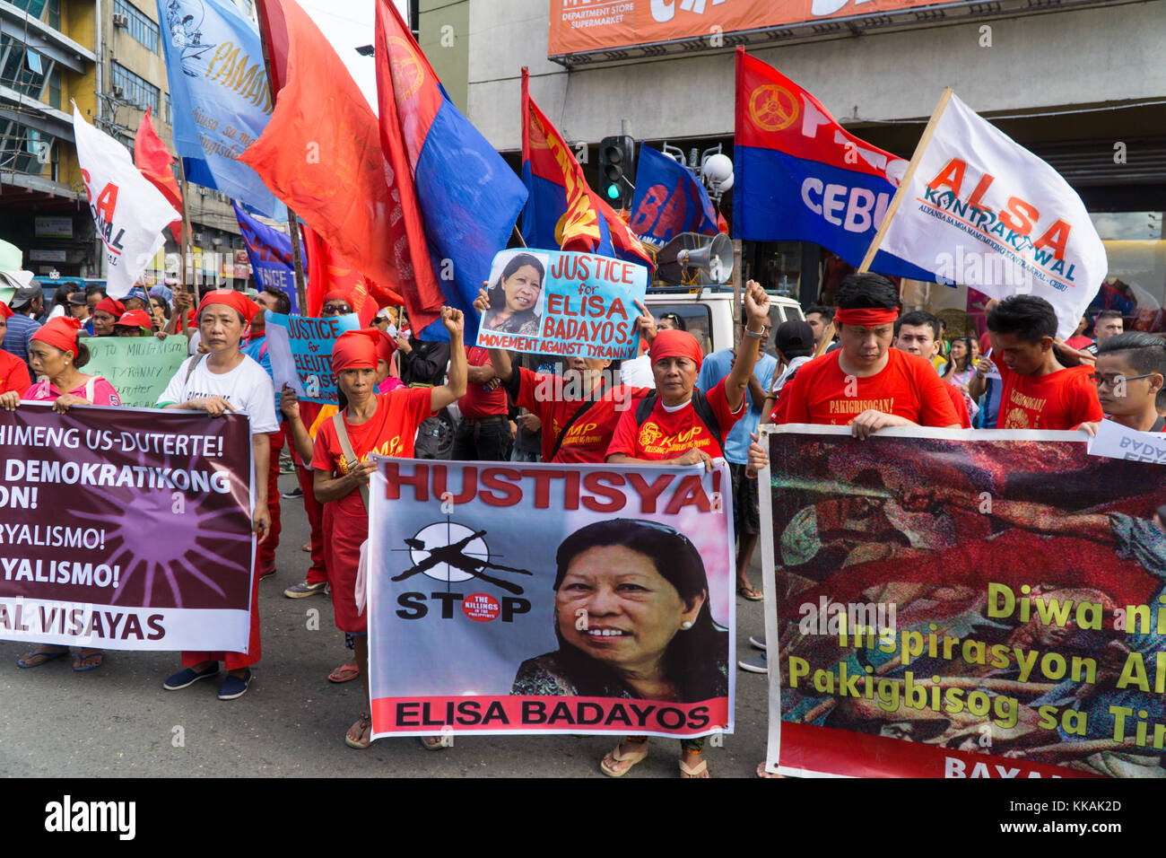 Cebu City, Philippines. Le 30 novembre est une fête annuelle dans les Philippines célébrant la vie de héros national Andres Bonifacio, une figure clé de la révolution contre la domination espagnole en 1896.En ce jour traditionnellement rallyes et manifestations sont organisées par activisits sur diverses questions.Dans la ville de Cebu par un rassemblement militant socialiste group Bayan Muna contre le Président Rodrigo Duterte, vu quelques 200 manifestants Mars dans la ville. Credit : gallerie2/Alamy Live News Banque D'Images