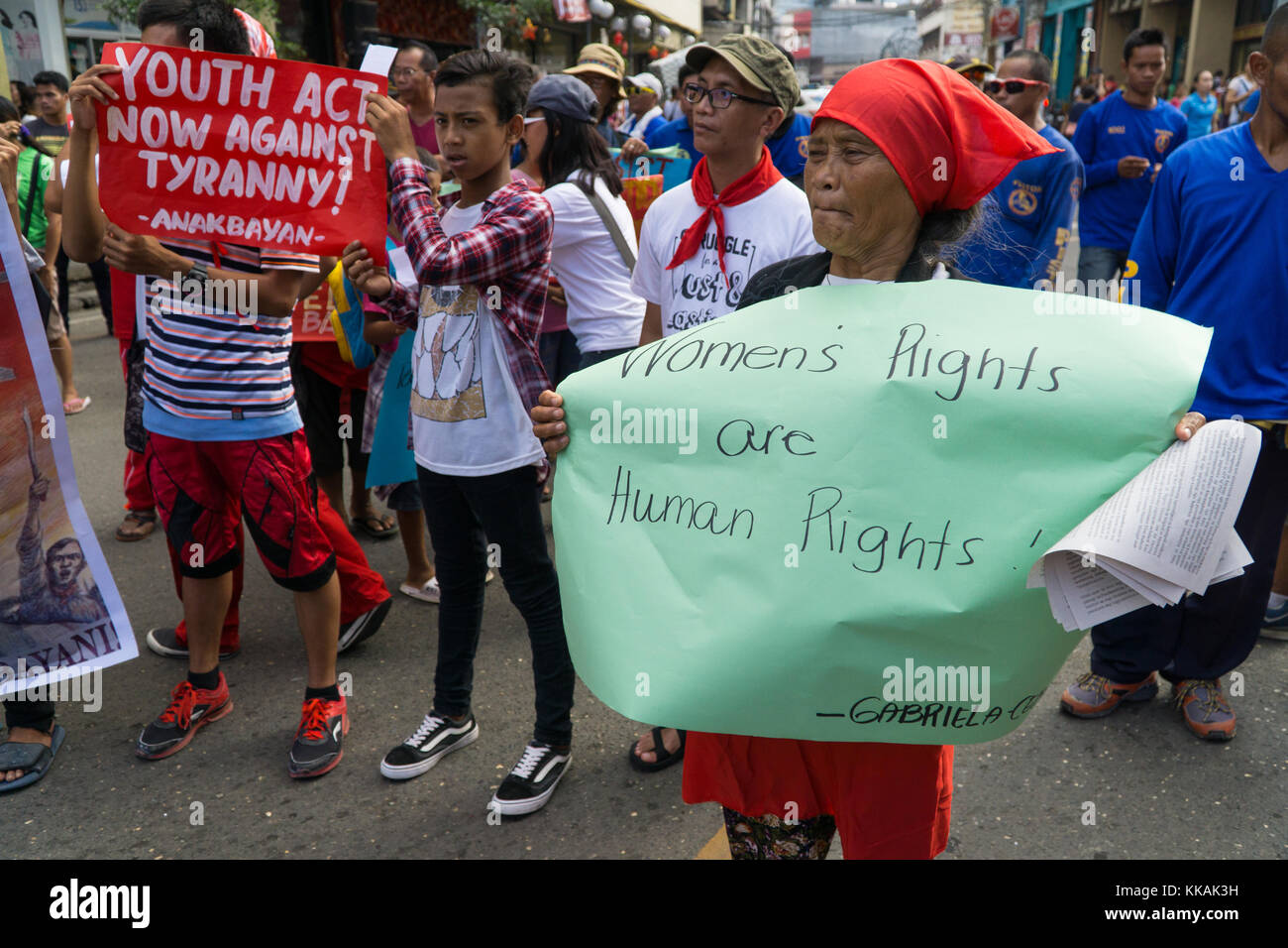 Cebu City, Philippines. Le 30 novembre est une fête annuelle dans les Philippines célébrant la vie de héros national Andres Bonifacio, une figure clé de la révolution contre la domination espagnole en 1896.En ce jour traditionnellement rallyes et manifestations sont organisées par activisits sur diverses questions.Dans la ville de Cebu par un rassemblement militant socialiste group Bayan Muna contre le Président Rodrigo Duterte, vu quelques 200 manifestants Mars dans la ville. Credit : gallerie2/Alamy Live News Banque D'Images