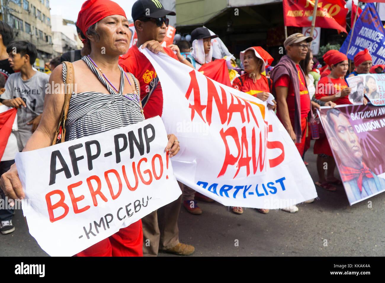 Cebu City, Philippines. Le 30 novembre est une fête annuelle dans les Philippines célébrant la vie de héros national Andres Bonifacio, une figure clé de la révolution contre la domination espagnole en 1896.En ce jour traditionnellement rallyes et manifestations sont organisées par activisits sur diverses questions.Dans la ville de Cebu par un rassemblement militant socialiste group Bayan Muna contre le Président Rodrigo Duterte, vu quelques 200 manifestants Mars dans la ville. Credit : gallerie2/Alamy Live News Banque D'Images