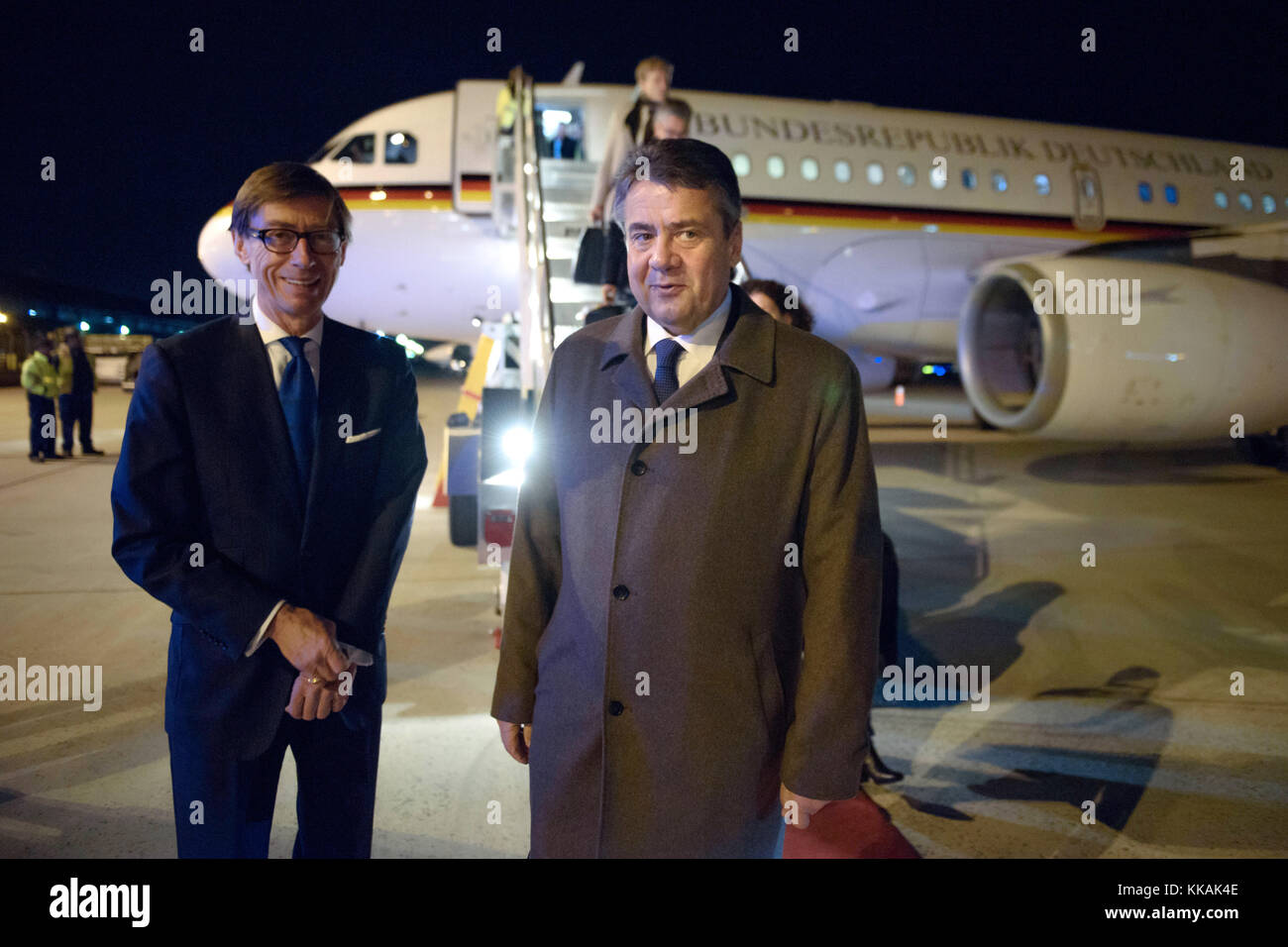 Washington, DC, États-Unis. 30 novembre 2017. Le ministre allemand des Affaires étrangères Sigmar Gabriel (à droite) a été accueilli par l'ambassadeur allemand aux États-Unis, Peter Wittig, sur le tarmac de l'aéroport international de Dulles à Washington, DC, États-Unis, le 30 novembre 2017. Gabriel est en voyage d’une journée à Washington pour des discussions politiques sur plusieurs sujets, dont l’accord nucléaire iranien. Crédit : Gregor Fischer/dpa/Alamy Live News Banque D'Images