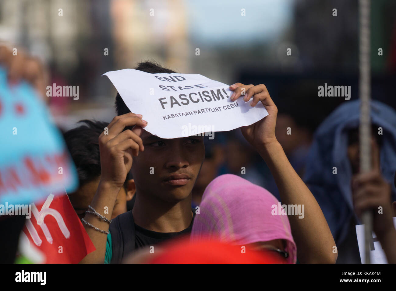 Cebu City, Philippines. Le 30 novembre est une fête annuelle dans les Philippines célébrant la vie de héros national Andres Bonifacio, une figure clé de la révolution contre la domination espagnole en 1896.En ce jour traditionnellement rallyes et manifestations sont organisées par activisits sur diverses questions.Dans la ville de Cebu par un rassemblement militant socialiste group Bayan Muna contre le Président Rodrigo Duterte, vu quelques 200 manifestants Mars dans la ville. Credit : gallerie2/Alamy Live News Banque D'Images