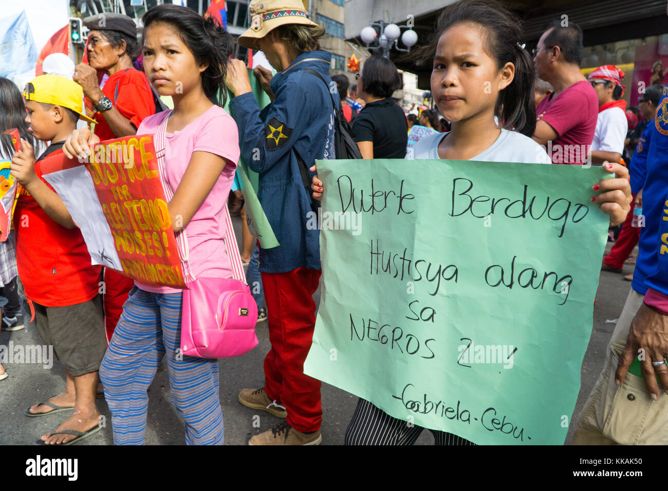 Cebu City, Philippines. Le 30 novembre est une fête annuelle dans les Philippines célébrant la vie de héros national Andres Bonifacio, une figure clé de la révolution contre la domination espagnole en 1896.En ce jour traditionnellement rallyes et manifestations sont organisées par activisits sur diverses questions.Dans la ville de Cebu par un rassemblement militant socialiste group Bayan Muna contre le Président Rodrigo Duterte, vu quelques 200 manifestants Mars dans la ville. Credit : gallerie2/Alamy Live News Banque D'Images