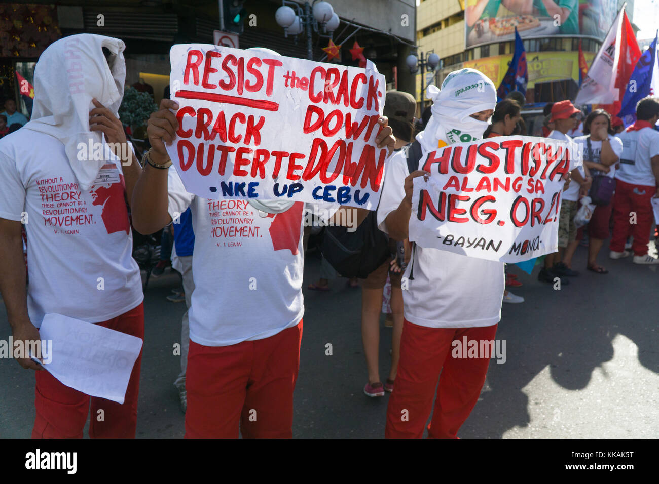 Cebu City, Philippines. Le 30 novembre est une fête annuelle dans les Philippines célébrant la vie de héros national Andres Bonifacio, une figure clé de la révolution contre la domination espagnole en 1896.En ce jour traditionnellement rallyes et manifestations sont organisées par activisits sur diverses questions.Dans la ville de Cebu par un rassemblement militant socialiste group Bayan Muna contre le Président Rodrigo Duterte, vu quelques 200 manifestants Mars dans la ville. Credit : gallerie2/Alamy Live News Banque D'Images