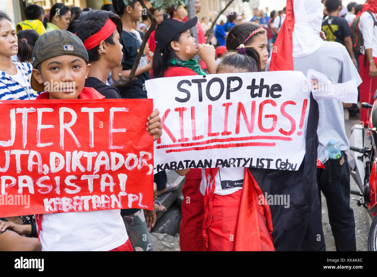 Cebu City, Philippines. Le 30 novembre est une fête annuelle dans les Philippines célébrant la vie de héros national Andres Bonifacio, une figure clé de la révolution contre la domination espagnole en 1896.En ce jour traditionnellement rallyes et manifestations sont organisées par activisits sur diverses questions.Dans la ville de Cebu par un rassemblement militant socialiste group Bayan Muna contre le Président Rodrigo Duterte, vu quelques 200 manifestants mars dans la ville. Credit : gallerie2/Alamy Live News Banque D'Images