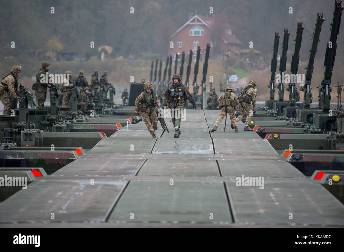 Artlenburg, Allemagne. 30 novembre 2017. Des soldats allemands et britanniques installent un pont sur l'Elbe à l'aide de plates-formes amphibies M3 à Artlenburg, Allemagne, le 30 novembre 2017. Plusieurs ponts doivent être construits à travers la rivière au cours de la formation « Full Throttle », qui dure jusqu'à vendredi. Crédit : Philipp Schulze/dpa/Alamy Live News Banque D'Images