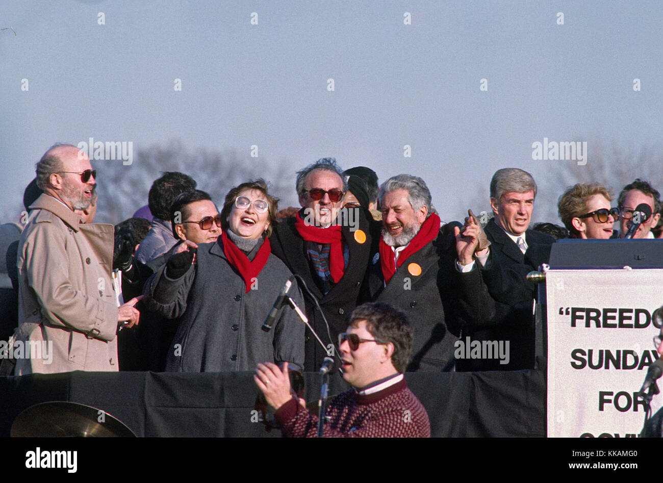 6 décembre 1987 - Washington, District of Columbia, États-Unis d'Amérique - de gauche à droite : Jerry Goodman, le sénateur des États-Unis Daniel Inouye (démocrate d'Hawaï), Masha Slepak, Elie Wiesel, Vladimir Slepak, et le représentant américain Jack Kemp (républicain de New York) apparaissent à la ''campagne pour le Sommet''', une marche sur Washington, DC soutenant la liberté des Juifs vivant en Union soviétique, le dimanche 6 décembre 1987. 200 000 personnes ont marché pour attirer l'attention sur la répression des Juifs soviétiques, a été programmée un jour avant le président américain Ronald Reagan et le président soviétique Mikhaïl Gorbatchev b. Banque D'Images