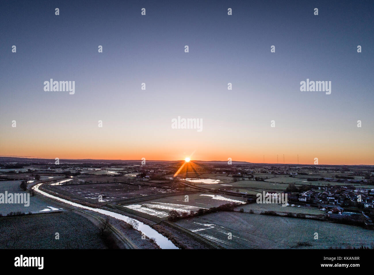 Eccleston, UK. 30 novembre, 2017. Lever du soleil sur la rivière Wyre à grande Grange City Crédit : Russell Millner/Alamy Live News Banque D'Images