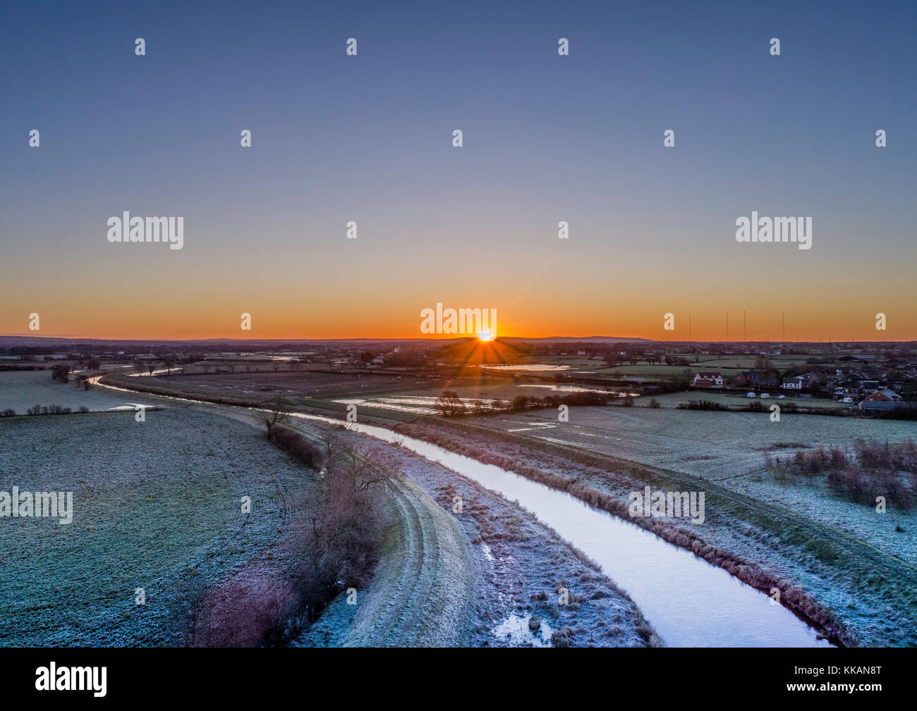 Eccleston, UK. 30 novembre, 2017. Lever du soleil sur la rivière Wyre à grande Grange City Crédit : Russell Millner/Alamy Live News Banque D'Images