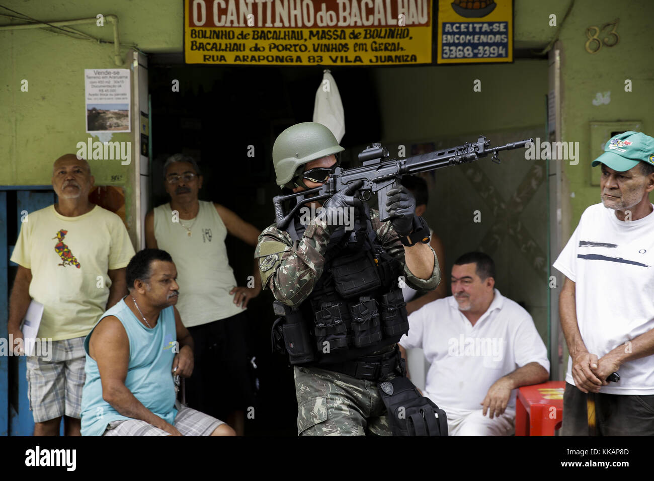 30 novembre 2017 - Rio de Janeiro, Brésil - un membre des forces armées au cours des patrouilles d'une opération contre les gangs dans les taudis barbante complexe dans Rio de Janeiro. (Crédit image : © luciano belford via zuma sur le fil) Banque D'Images