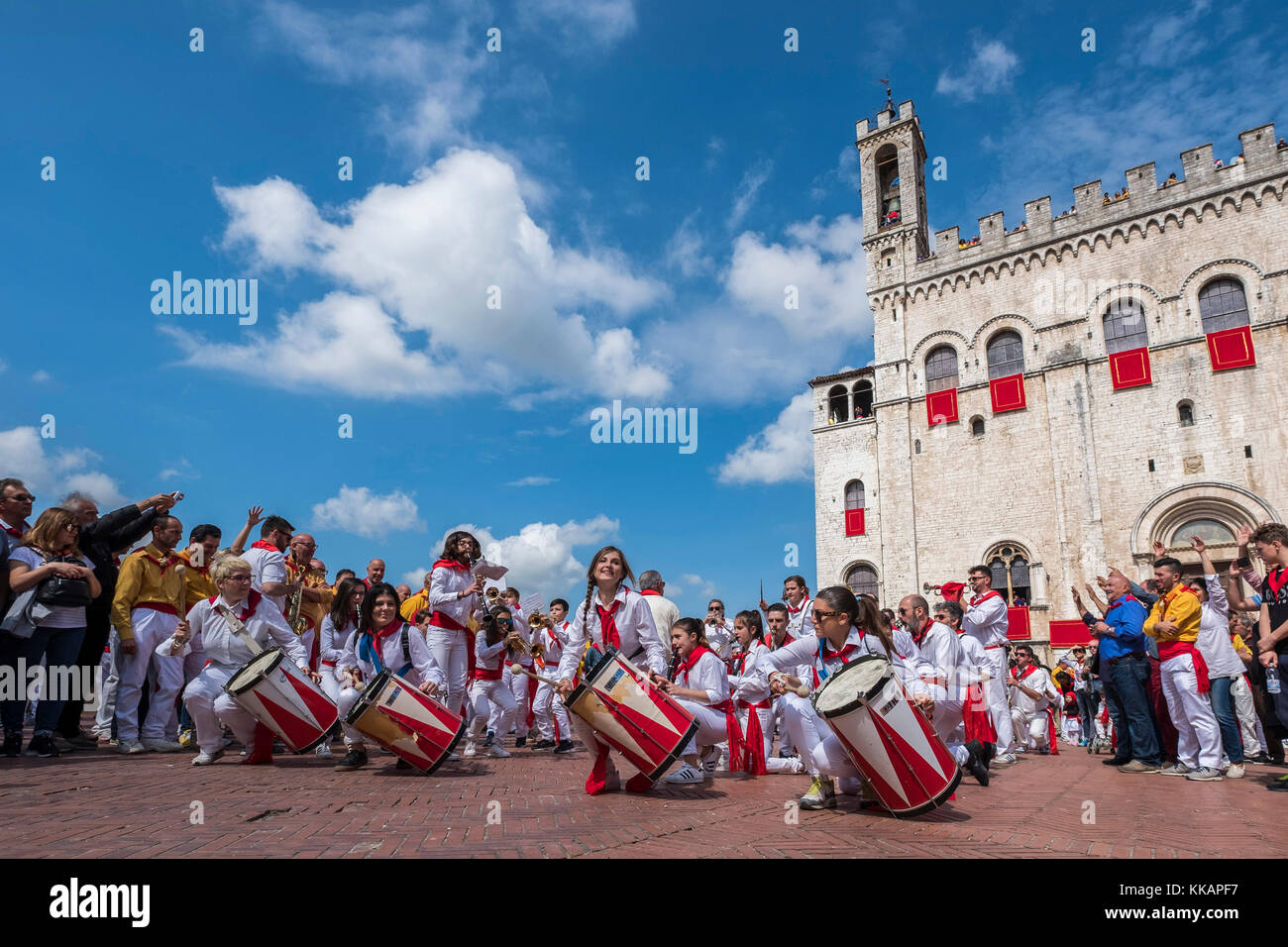 Groupe sur la place Signoria (Piazza Grande) pendant le festival Ceri, Gubbio, Ombrie, Italie, Europe Banque D'Images