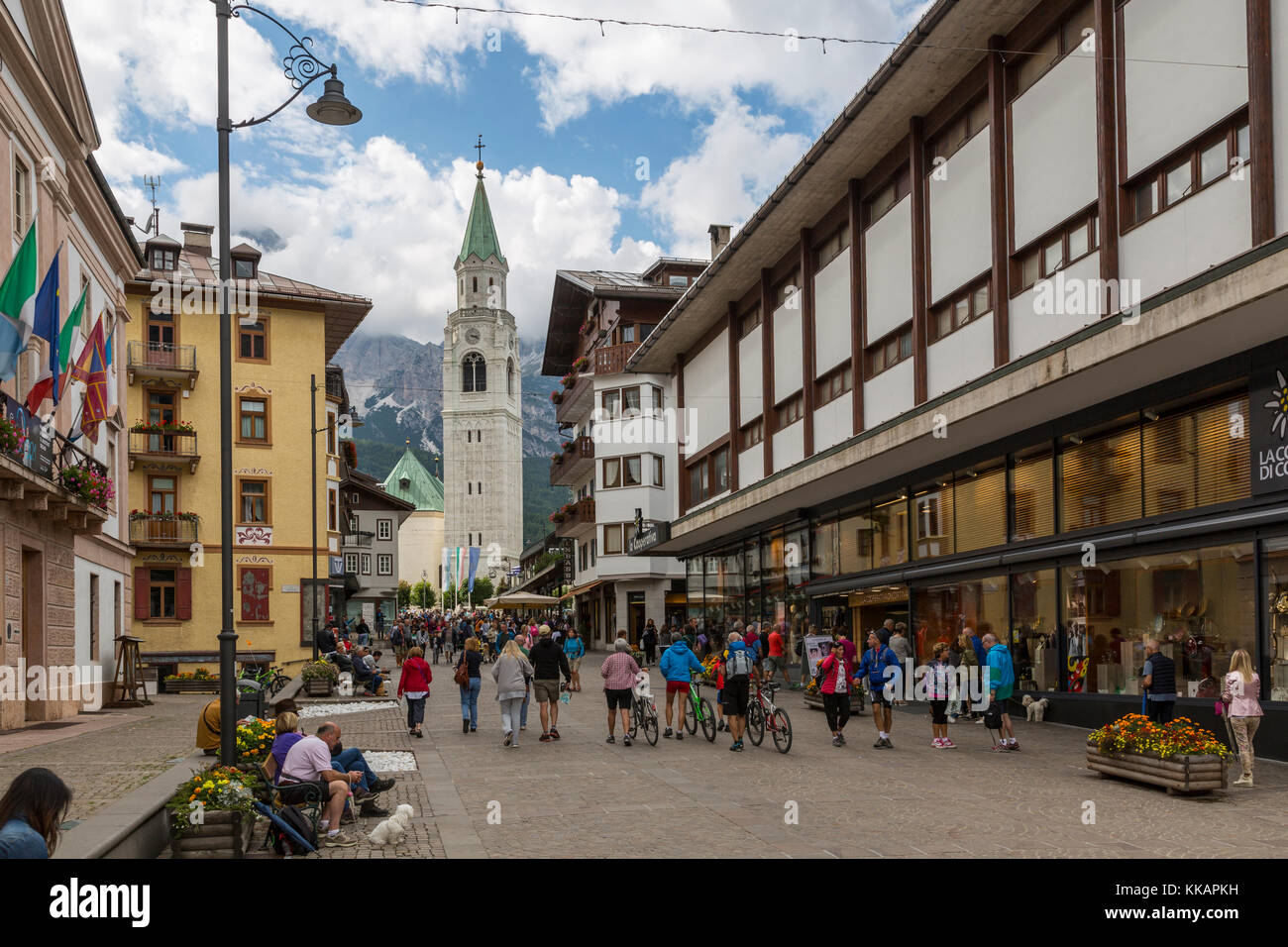 Vue sur le Parrocchiale SS Filippo e Giacomo et la zone commerçante, Cortina d'Ampezzo, Tyrol du Sud, Dolomites italiens, Italie, Europe Banque D'Images