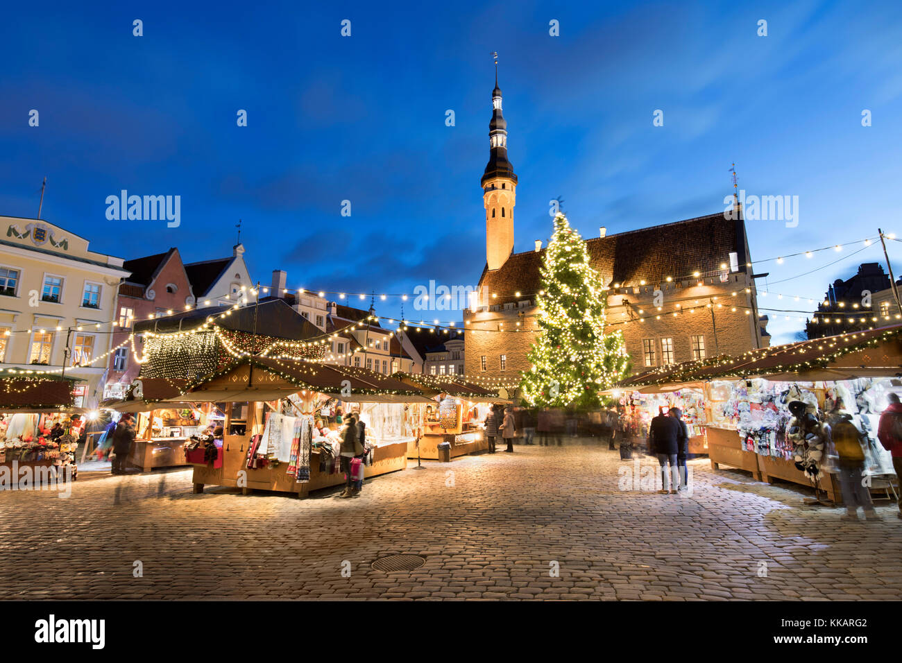 Marché de Noël sur la place de l'Hôtel de ville (Raekoja plats) et Hôtel de ville, vieille ville, site du patrimoine mondial de l'UNESCO, Tallinn, Estonie, Europe Banque D'Images