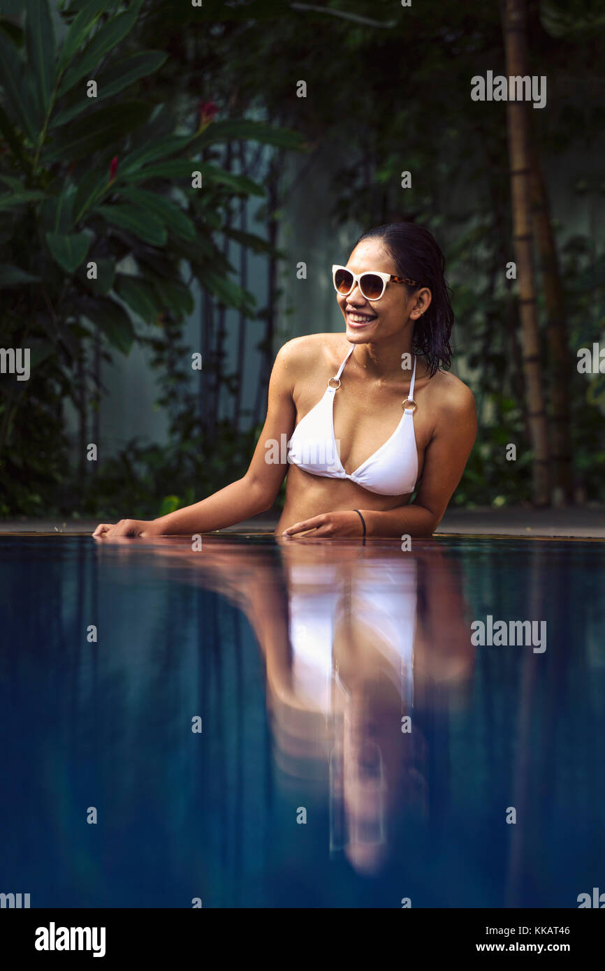 Jeune femme d'Asie du Sud Est dans un bikini blanc dans une piscine, au Cambodge, en Asie du Sud-Est, l'Asie Banque D'Images