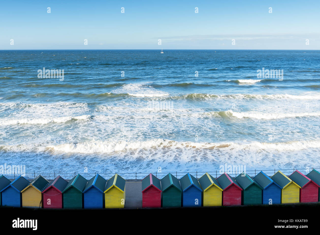 Cabines de plage de Whitby, Yorkshire, Angleterre, Royaume-Uni, Europe Banque D'Images