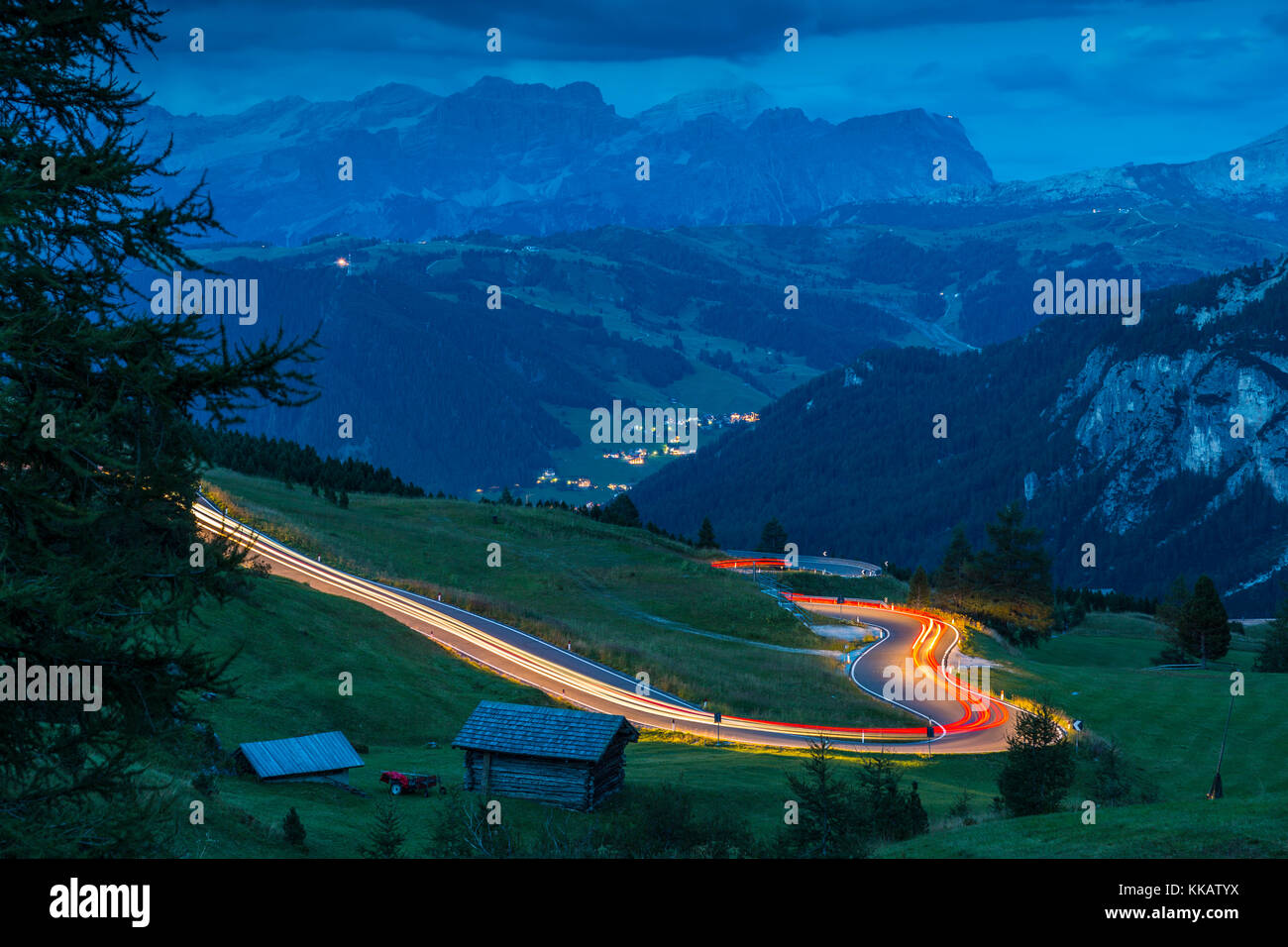 Les feux de piste du trafic sur Sella Pass, Province de Bolzano, le Tyrol du Sud Italien, Dolomites, Italie, Europe Banque D'Images