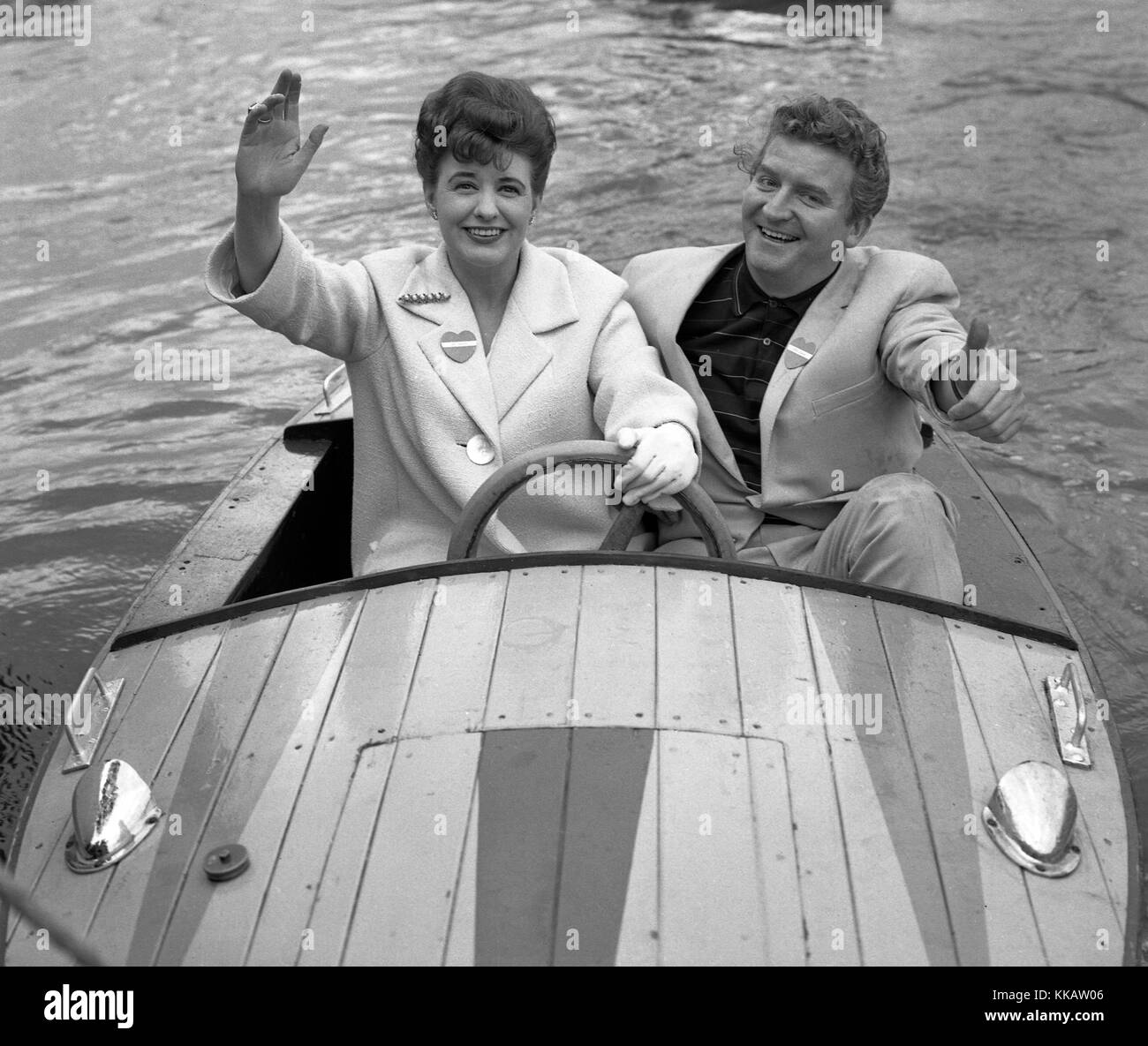 Une thumbs-up à partir de Coronation Street stars Elsie tanner (joué par Pat Phoenix) et Len Fairclough (joué par Peter Adamson) comme ils prennent un tour en bateau à moteur au Festival des jardins, Battersea, Londres. Banque D'Images