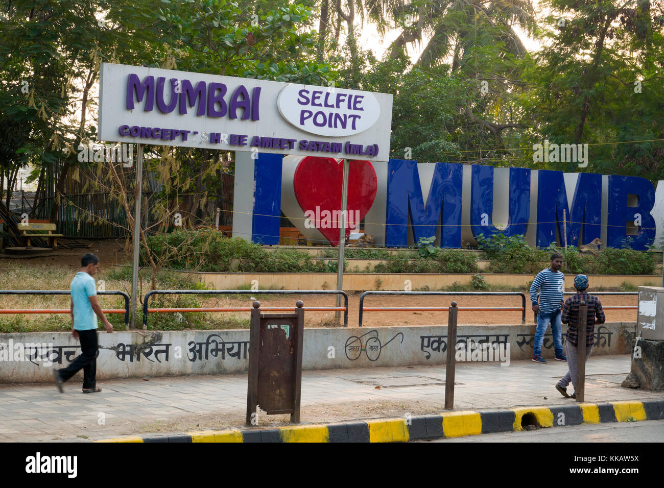 Les gens s'arrêtent pour prendre une photo au point de vue de Mumbai à Juhu Banque D'Images