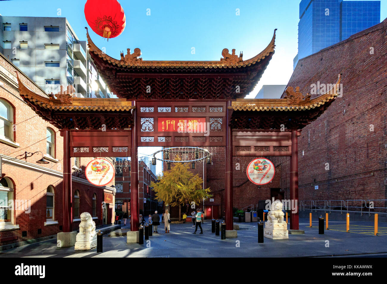 L'Australie, le quartier chinois, Chinatown place, face à ciel archway, Melbourne, Victoria Banque D'Images