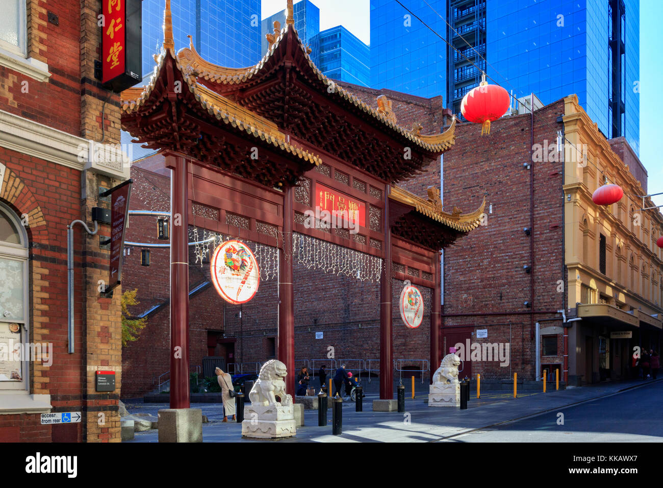 L'Australie, le quartier chinois, Chinatown place, face à ciel archway, Melbourne, Victoria Banque D'Images