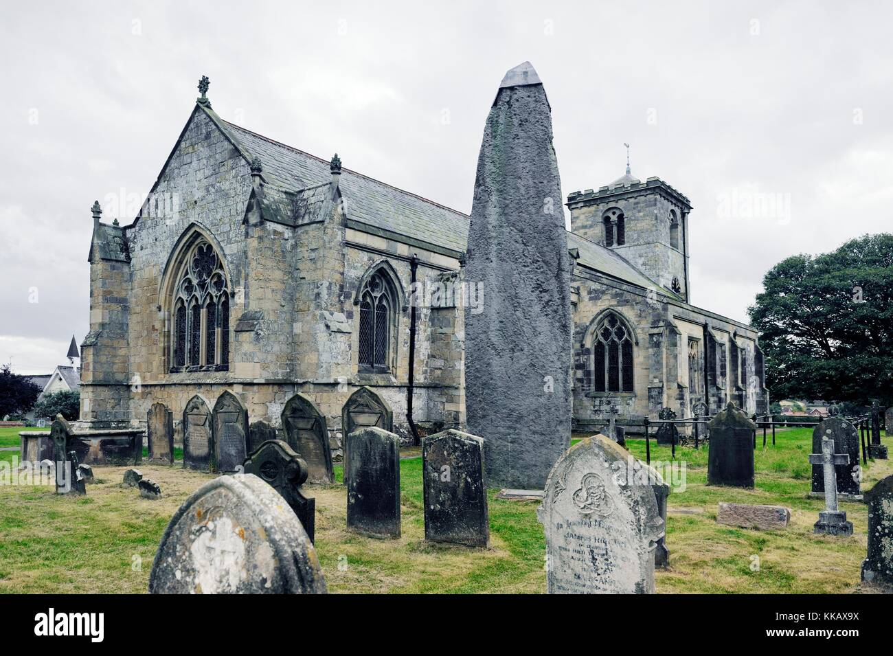 Rudston monolith, fin du néolithique 26 ft. rudtson pierre à côté de l'église de la paroisse de tous les saints, East Yorkshire, England, UK Banque D'Images