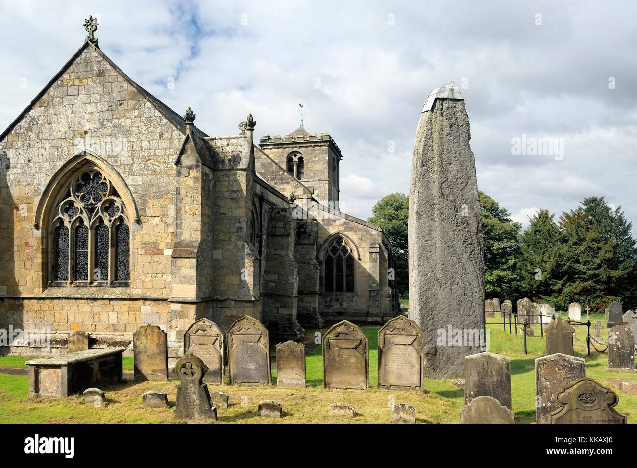 Rudston monolith, fin du néolithique 26 ft. rudtson pierre à côté de l'église de la paroisse de tous les saints, East Yorkshire, England, UK Banque D'Images