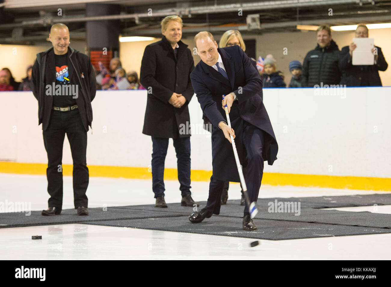 Le duc de Cambridge hits une rondelle de hockey sur glace au cours d'une visite pour voir le travail d'Icehearts bien-être, un organisme de bienfaisance qui utilise le sport pour s'engager avec l'appui et les garçons à risque d'exclusion sociale à la patinoire Salmisaari à Helsinki, en Finlande. Banque D'Images
