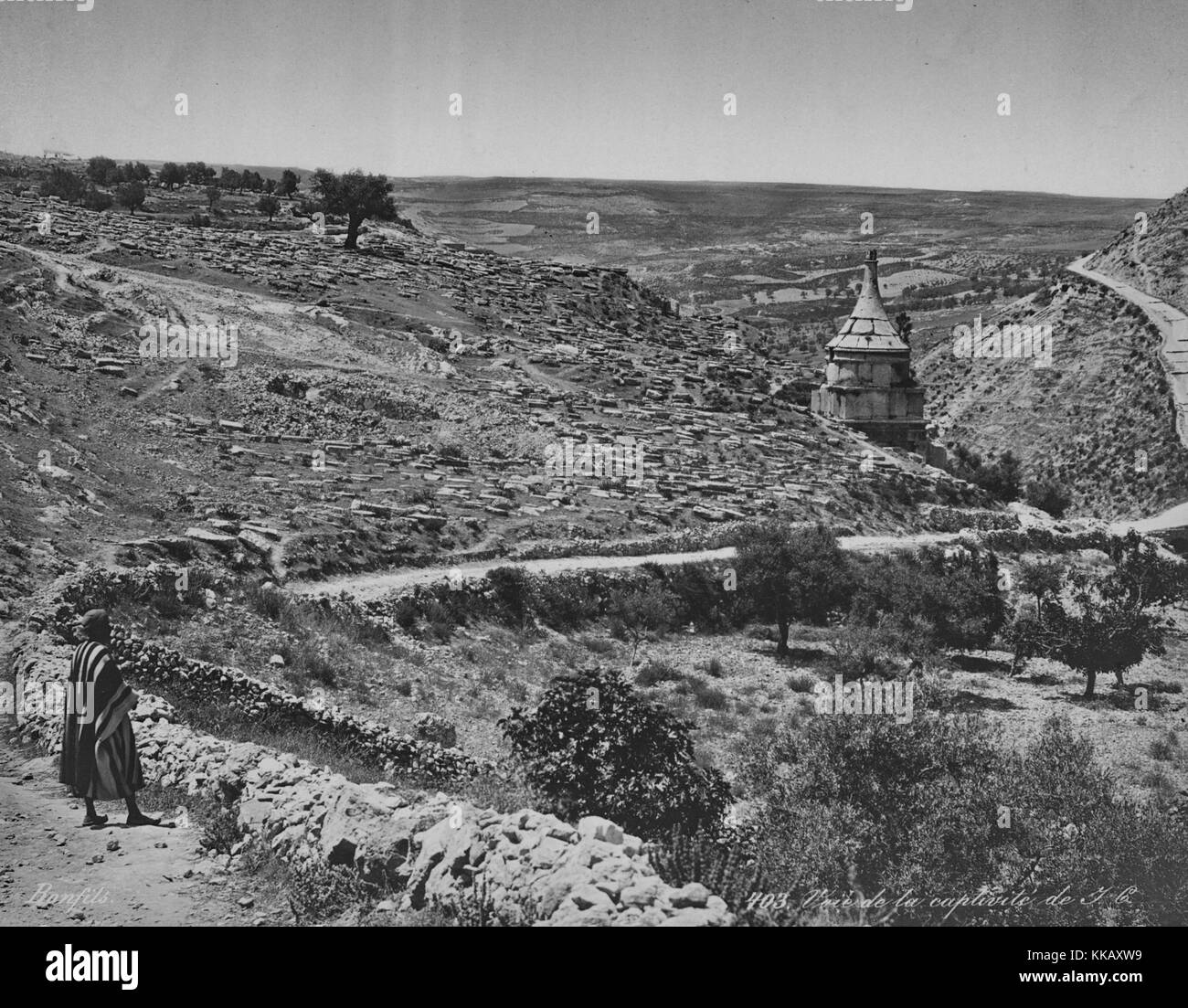 Un chemin de terre sinueux coupant à travers l'aride paysage rocheux, près de Jérusalem, Israël, 1900. À partir de la Bibliothèque publique de New York. Banque D'Images