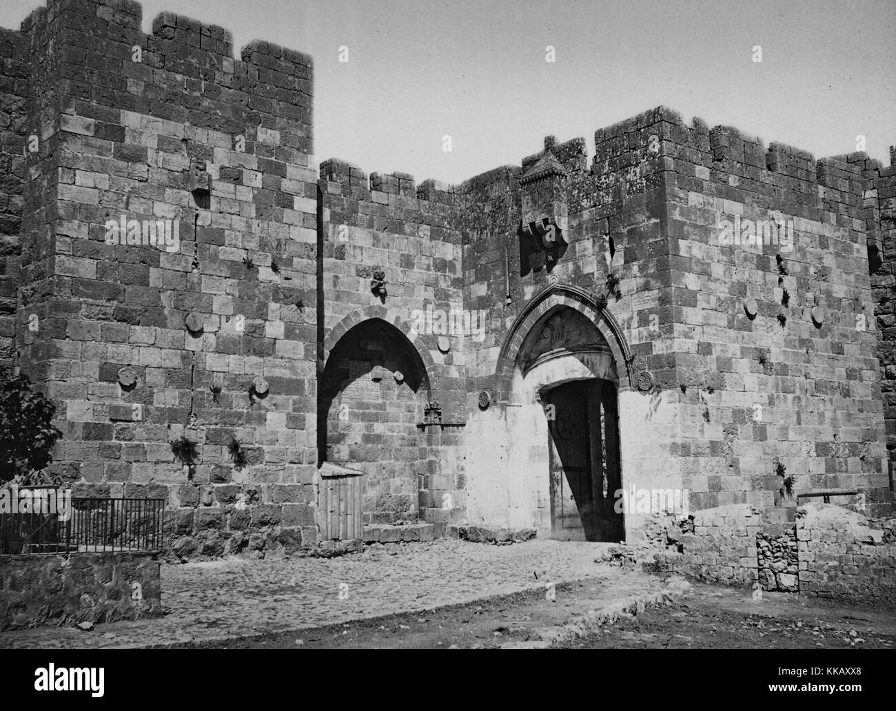 La porte de Jaffa, également connu sous le nom de David's Gate, l'une des huit portes qui entrer dans la vieille ville de Jérusalem et est la porte utilisée par les pèlerins se rendant de Jaffa, en Israël, en 1900. À partir de la Bibliothèque publique de New York. Banque D'Images