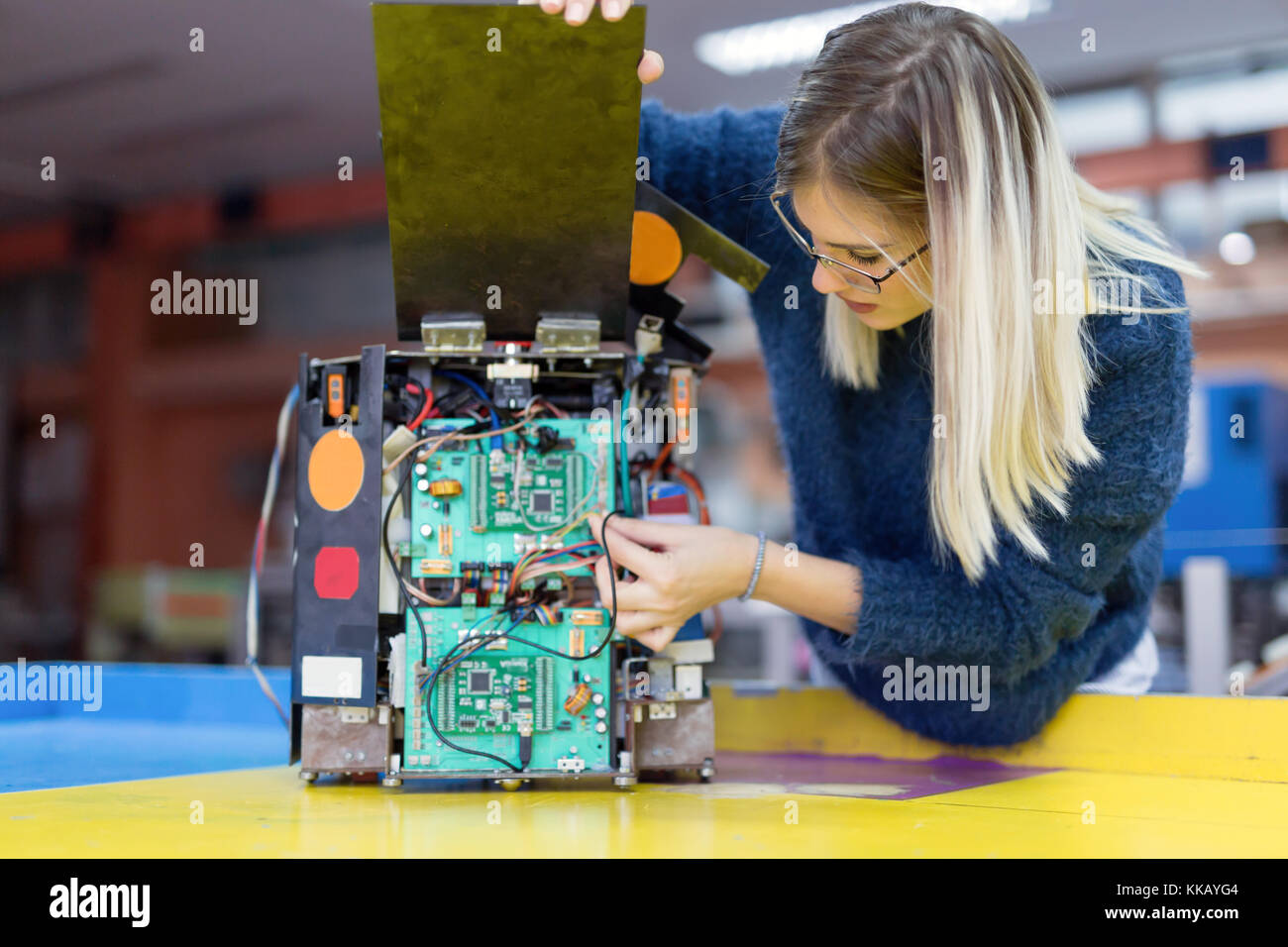 Jeune femme ingénieur travaillant sur le projet robotique Banque D'Images