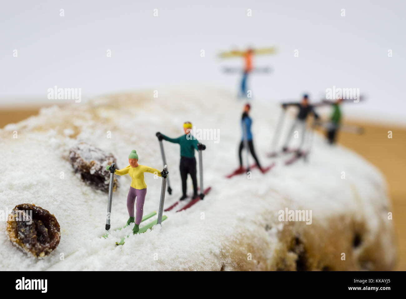 Ski skieur miniature concept sur un gâteau blanc Banque D'Images
