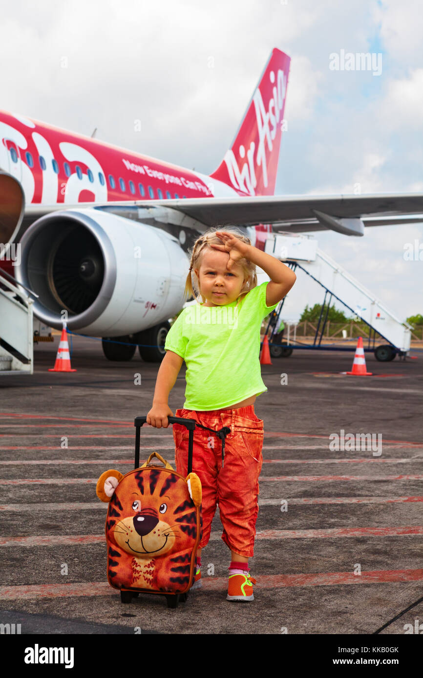 Denpasar, Bali, Indonésie - 27 août 2015 : cute child attendre pour l'embarquement à l'avion dans l'aéroport international de Bali i gusti Ngurah Rai. Banque D'Images