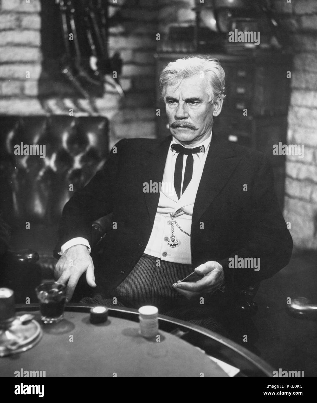 Portrait de Walter Huston jouant aux cartes, 1940. Banque D'Images